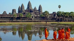 640px-Buddhist_monks_in_front_of_the_Angkor_Wat